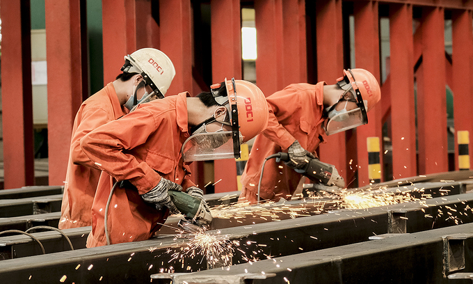 Рабочих можно увидеть на фабрике производителя инструментов Dai Dung в районе Бинь Чань в Хошимине. Фото: VnExpress